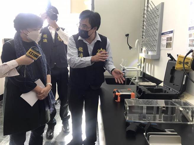 南台灣首間分局「刑事實驗室」在屏東東港警分局成立後，里港、內埔、潮州、枋寮、恆春等警分局的刑事實驗室也於23日一併啟用。（謝佳潾攝）