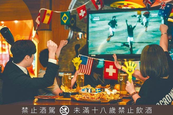 受惠雙11、世足賽聚會商機，11月份全國餐飲業績年成長13％，金額寫歷年該月新高。(圖／金色三麥提供)