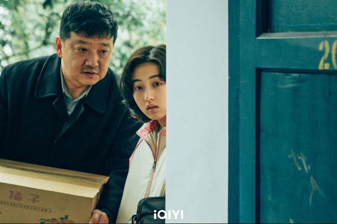 张子枫（右）和王砚辉再次搭檔父女。（爱奇艺国际站提供）