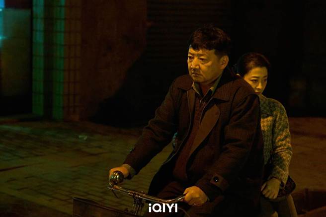 王砚辉（左）、梅婷饰演的夫妻互相藏有秘密。（爱奇艺国际站提供）