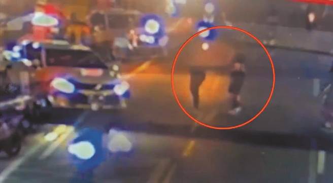 陈男（红圈内左）疑因侵吞公司款项，遭嫌犯带上一辆自小客车。（新北市三重警分局提供／吕健豪新北传真）