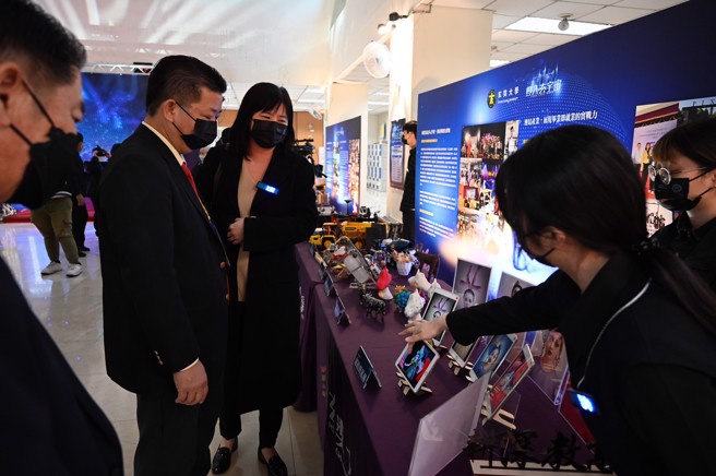 玄奘大學研發長邱琪瑄介紹創新教學成果。(照片/玄奘大學提供)