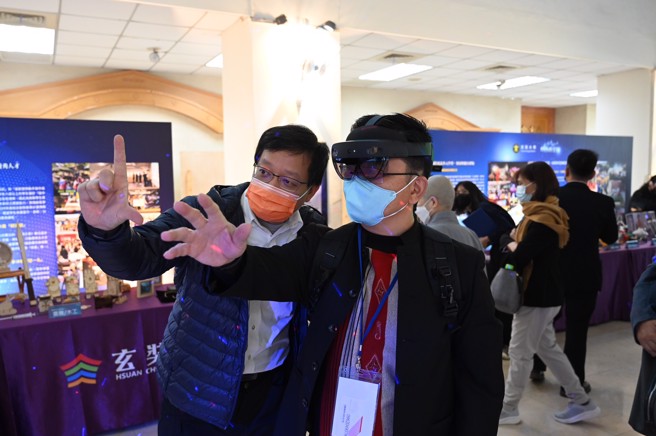 來賓體驗MR混合實境。(照片/玄奘大學提供)