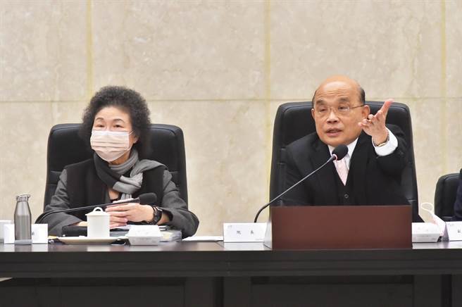 监察院长陈菊（左）23日上午率全体监委前往行政院巡察，行政院长苏贞昌（右）在会议中允诺组成跨部会小组，从人权角度出发协助黑户宝宝及其父母。（行政院提供）
