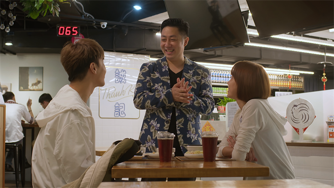 艾成客串演出《决胜的挥拍》，欢迎男女主角到艾叻沙餐厅用餐。（民视提供）