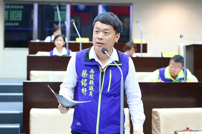 南投正副议长选举民进党不缺席，民进党南投县党部主委蔡铭轩与新科议员陈玉铃参选正副议长。（南投县议会提供／杨静茹南投传真）