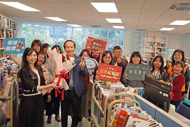 国资图馆长刘仲成将出任桃园市教育局长，23日最后巡馆，员工们举「告白手牌」依依不舍。（陈淑芬摄）