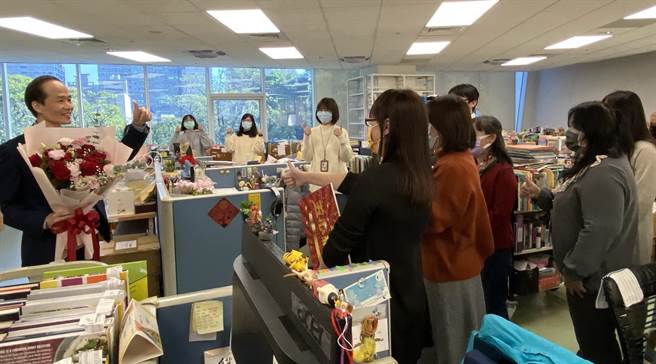 国资图馆长刘仲成将出任桃园市教育局长，23日最后巡馆，与员工互动温馨感人。（陈淑芬摄）