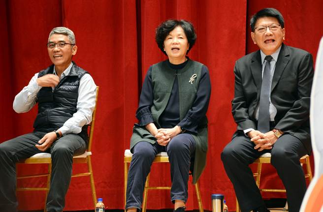 屏县府团队为屏东县长潘孟安(右)举办欢送会。(林和生摄)