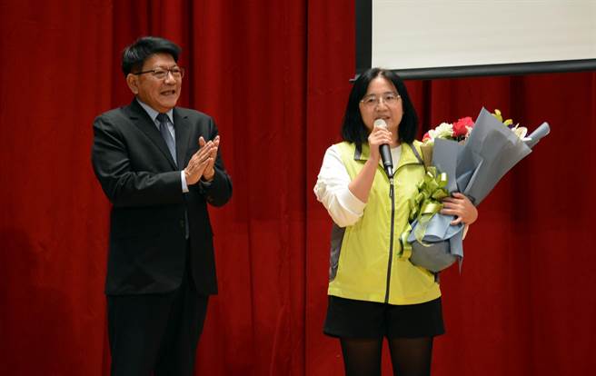 屏县府团队为屏东县长潘孟安(左)举办欢送会，并由同仁说出对县长感谢的话。(林和生摄)