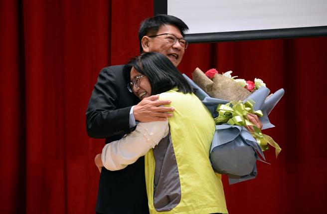 屏县府团队为屏东县长潘孟安举办欢送会，并送上大大拥抱。(林和生摄)