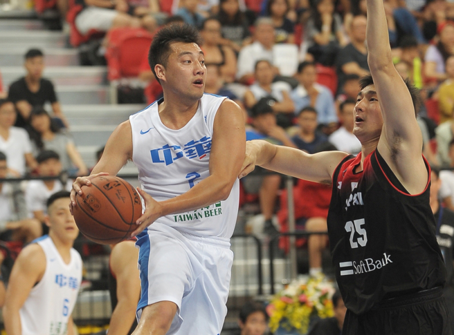 中华蓝苏翊杰（左）空中将球回传给队友。（资料照／季志翔摄）