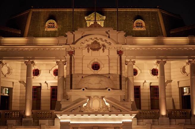 台中州厅主体建筑已修復完成，藉由灯光设计凸显建筑细部之美。（台中市文化局提供／陈淑芬台中传真）