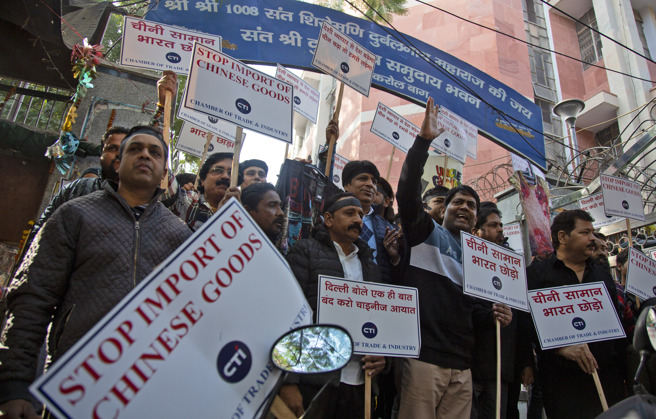 印度今年經濟成長亮眼，大量資金流入印度股市，與大中華地區股市的疲弱呈現鮮明對比。圖為印度民眾抗議進口中國貨。（圖／路透）