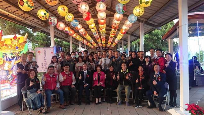矫正署副署长叶贞伶（前排中间粉红外套者）与高分检主任检察官张秋云（前排右四）一起参观台南2监灯笼与花灯发表会。（程炳璋摄）