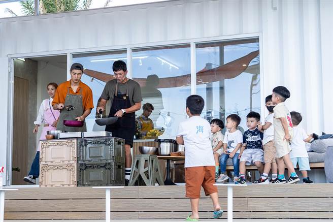 杨佑寧（左）、姚元浩担任主厨。（好看娱乐提供）