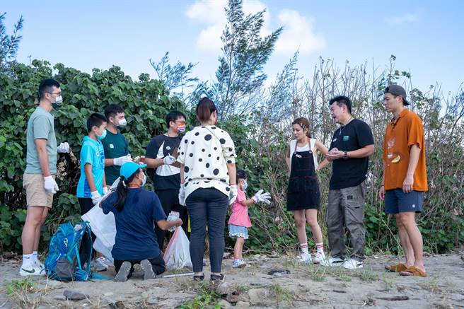 杨佑寧（右起）、庹宗康、鬼鬼「柴城那里」举办非常有意义的净摊活动。（好看娱乐提供）