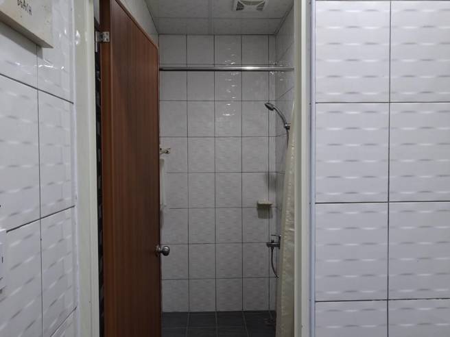 新建营舍以套房式设计大幅提升方便性与舒适性，每人标准配备「一桌一床一柜」，附有健身房及衞浴。（林雅惠摄）