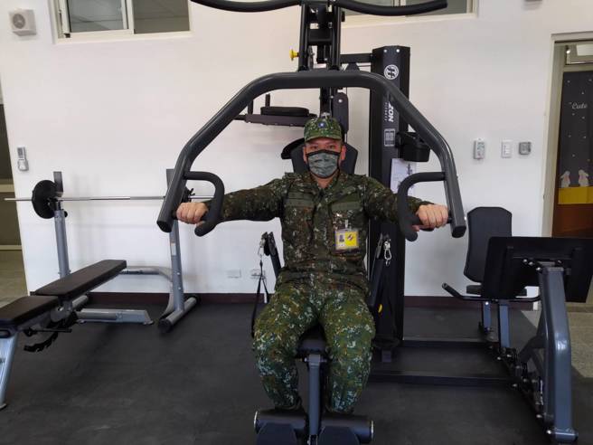 新建营舍以套房式设计大幅提升方便性与舒适性，每人标准配备「一桌一床一柜」，附有健身房及衞浴。（林雅惠摄）