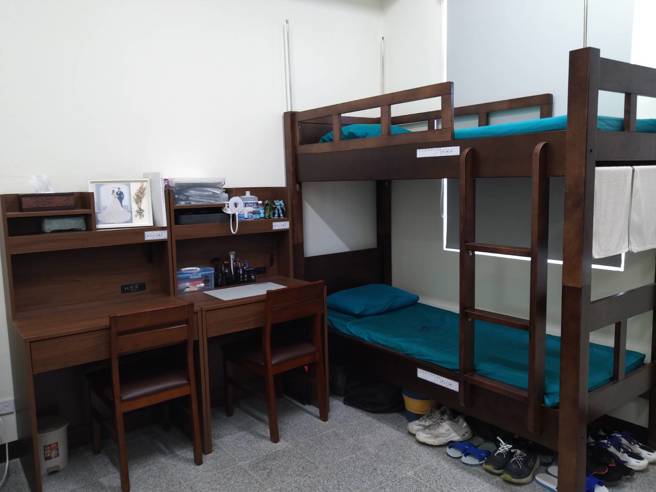 新建营舍以套房式设计大幅提升方便性与舒适性，每人标准配备「一桌一床一柜」，附有健身房及衞浴。（林雅惠摄）