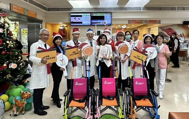 麥當勞叔叔之家慈善基金會致力推動兒童友善醫療，23日捐贈重症加護型新生兒保溫箱及輪椅給中國醫藥大學兒童醫院。（中國醫藥大學兒童醫院提供／潘虹恩台中傳真）