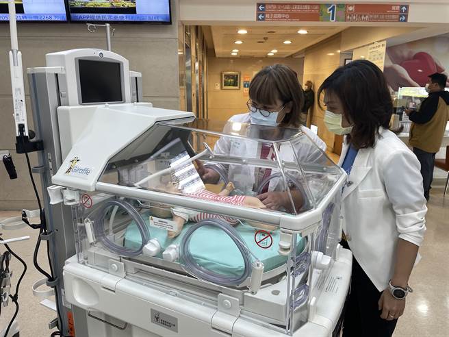 麥當勞叔叔之家慈善基金會祕書長蔡金玲表示，盼與中國醫藥大學兒童醫院醫護團隊並肩努力，挹注「重症加護型新生兒保溫箱」及「彩色兒童專屬輪椅」，讓需要的孩子獲得及時的醫療資源。（中國醫藥大學兒童醫院／潘虹恩台中傳真）