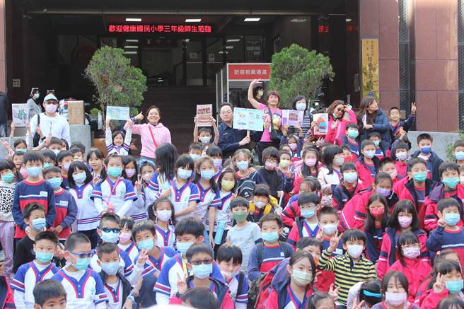 北市健康国小三年级师生及家长至保安大队进行社区踏查活动。（翻摄照片／林郁平台北传真）