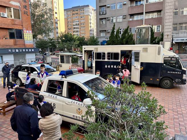 保安警察大队规划「警用车辆展示体验营」活动介绍与亲身体验。（翻摄照片／林郁平台北传真）