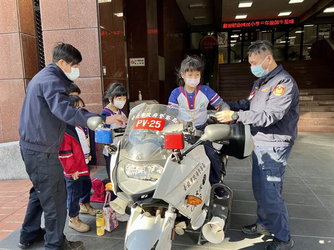 保大员警向师生解说警用重型机车用途。（翻摄照片／林郁平台北传真）