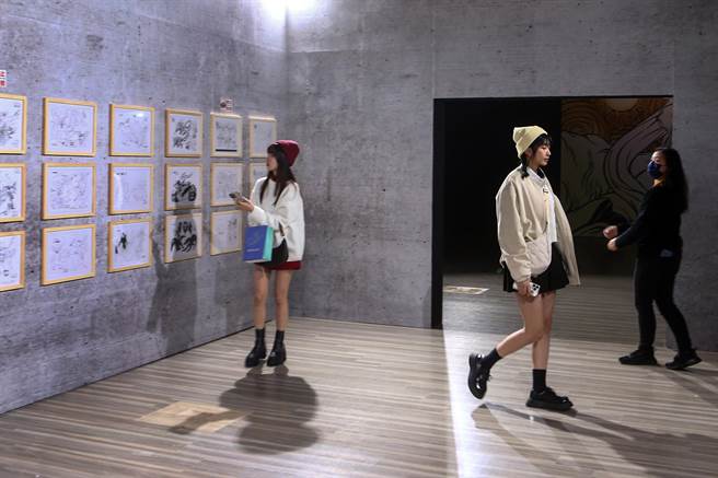 《火影忍者动画20周年特展》24日于新光三越A11六楼盛大开幕，23日网红抢先观赏。（邓博仁摄）