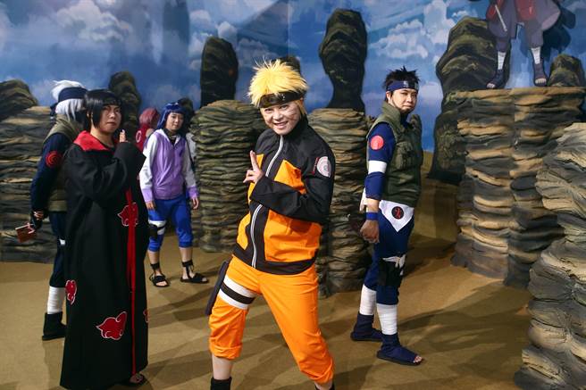 《火影忍者动画20周年特展》24日于新光三越A11六楼盛大开幕，23日许多Coser抢先观赏。（邓博仁摄）