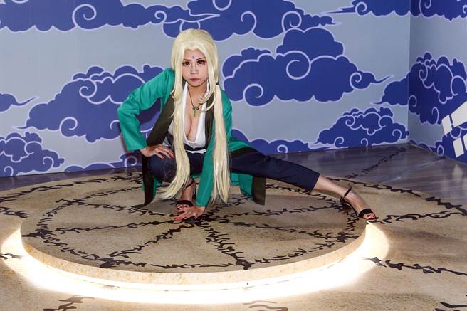 《火影忍者动画20周年特展》24日于新光三越A11六楼盛大开幕，23日许多Coser抢先观赏。（邓博仁摄）