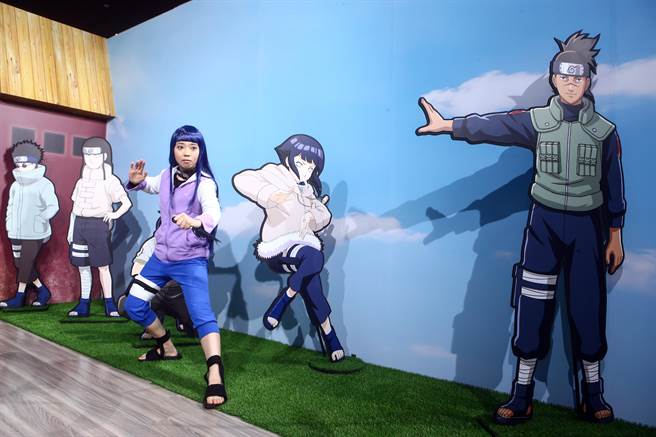 《火影忍者动画20周年特展》24日于新光三越A11六楼盛大开幕，23日许多Coser抢先观赏。（邓博仁摄）