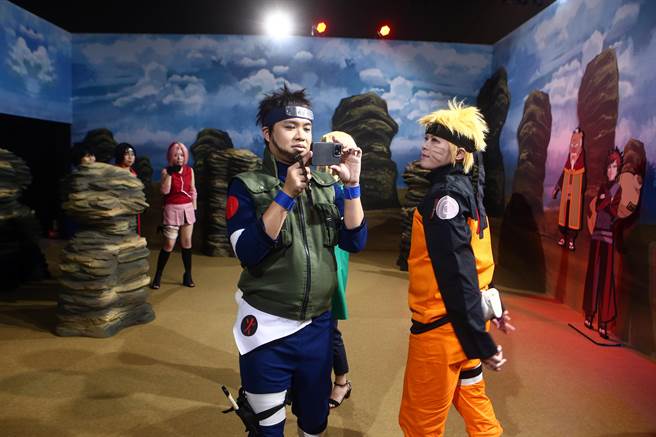 《火影忍者动画20周年特展》24日于新光三越A11六楼盛大开幕，23日许多Coser抢先观赏。（邓博仁摄）