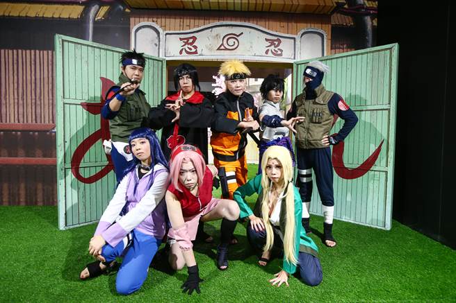 《火影忍者动画20周年特展》24日于新光三越A11六楼盛大开幕，23日许多Coser抢先观赏。（邓博仁摄）