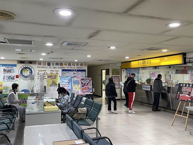 小三通即将復航，不少民眾通关所需之金马证都已过期，昨日开始已涌现办证人潮。(图／民眾提供)