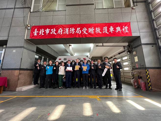 北市觉修宫及万海航运基金会，共同捐赠一辆高顶救护车，由北市消防局长吴俊鸿代表接受捐赠。（翻摄照片／林郁平台北传真）