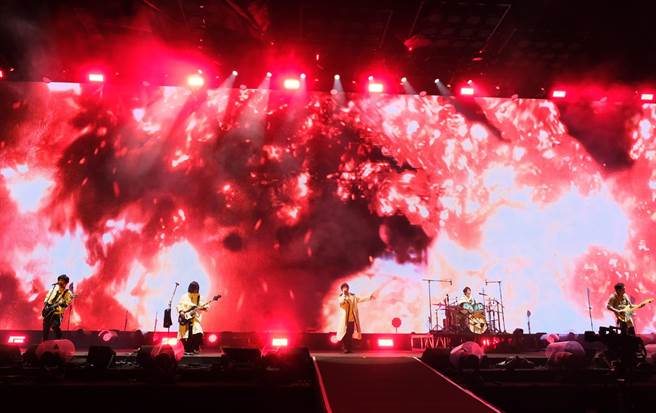 五月天演唱会LED萤幕上出现火山爆发、陨石撞击，极具电影画面感。（相信音乐提供）