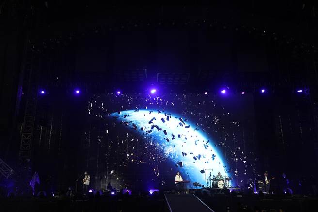 宇宙人担任五月天演唱会开场嘉宾。（相信音乐提供）