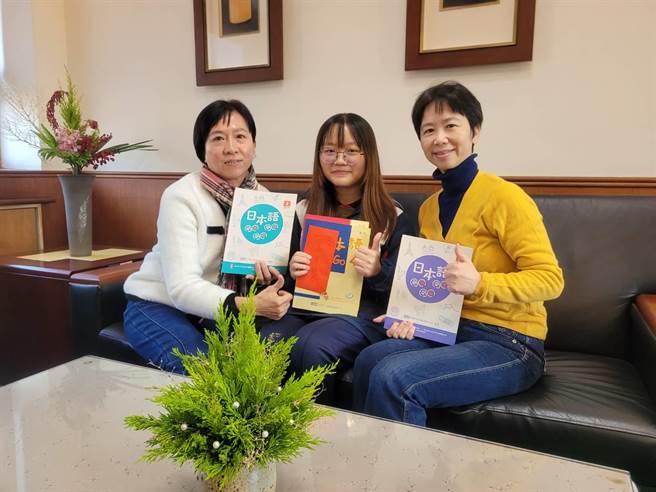 大甲高中高三学生李咏淳（中），国中小时期共面对16次脊椎矫正手术，一路走来乐观进取。（大甲高中提供／陈淑娥台中传真）