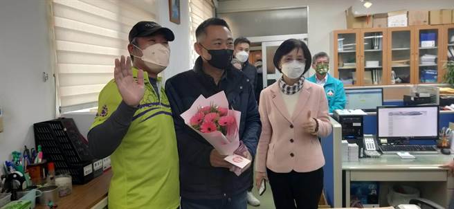 即将卸任的金门县长杨镇浯（左2）把握最后一个上班日，一一向团队同仁辞行致意。(图／民眾提供)