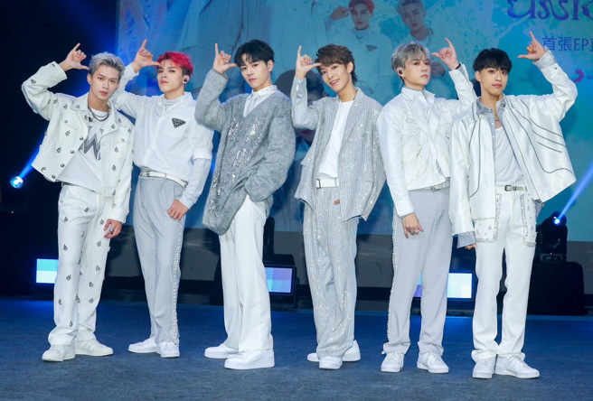 「Ozone」成员23日举办发片直播记者会。（粘耿豪摄）