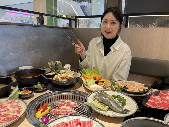 筑间幸福锅物台中首家火、烤两吃门店进驻秀泰站前店，今日正式迎宾。（图／筑间提供）