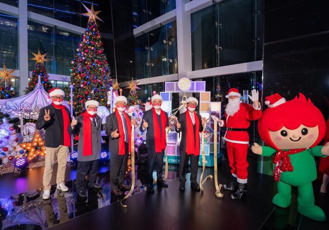 中信金控副董事长陈国世(右三)、中信金控总经理陈佳文(右二)、中信银行董事长利明献(左三)、副董事长詹庭祯(左二）、行政长高人杰(左一)敲响希望平安钟并发送缤纷糖，与民眾一同感受平安喜乐的佳节气氛。(图／中信银行提供)