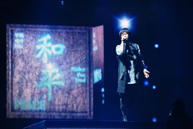 阿信卖力飙唱一连串经典歌曲，让全场歌迷疯狂。（相信音乐提供）