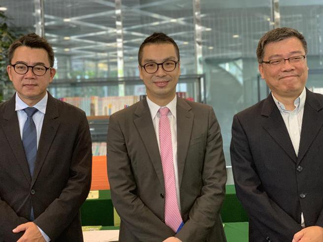 冠德建设今天公告，自2023年1月1日起，总经理高层人事异动，现任总经理洪锦钦(右)将退休，执行副总经理张胜安(左)将接掌总经理。（图∕蔡惠芳）