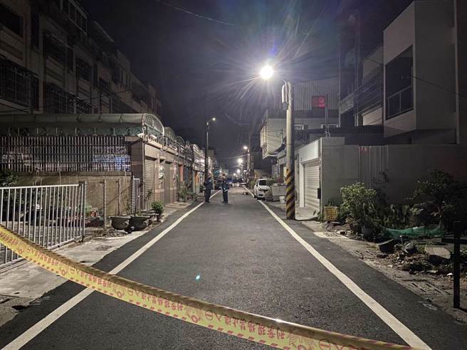 高雄市冈山区今天晚间8时惊传枪响！寿天派出所员警晚间前往冈山大辽四路处理民眾家庭土地衍生的纠纷案时，蔡姓男子持镰刀砍向侄子头部，造成蔡姓侄子头部受伤，员警为了吓阻，朝嫌疑人连开15枪，蔡嫌腹部、腿部受伤，被送往医院救治后伤重不治。(警方提供／林雅惠高雄传真)