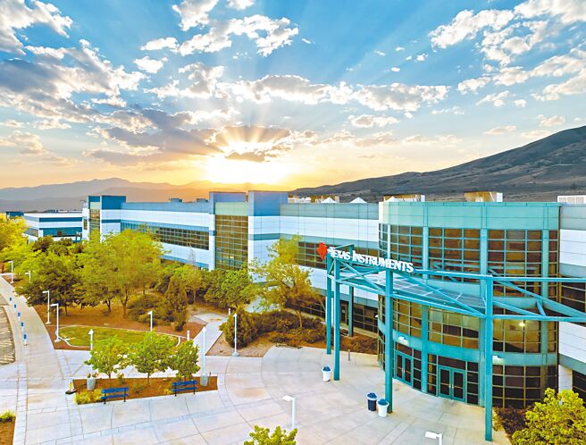 德州仪器22日宣布LFAB在购入后一年开始进入类比与嵌入式产品量产，这是德仪2022年开始量产的第二座12吋晶圆厂，提供符合客户未来数十年需求的制造产能。图／业者提供