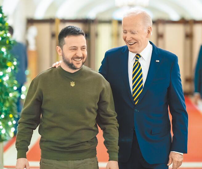俄烏戰爭已持續300多天，烏克蘭總統澤倫斯基（左）於美國時間21日訪問白宮，與總統拜登（右）會晤。（摘自美國總統拜登推特）