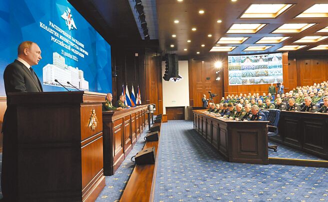 乌克兰总统泽伦斯基于美国时间21日访问华府，并受邀来到美国国会进行演说。于此同时，俄罗斯总统普丁则召开军事首长会议批准增加军力。（摘自俄罗斯总统府官网）